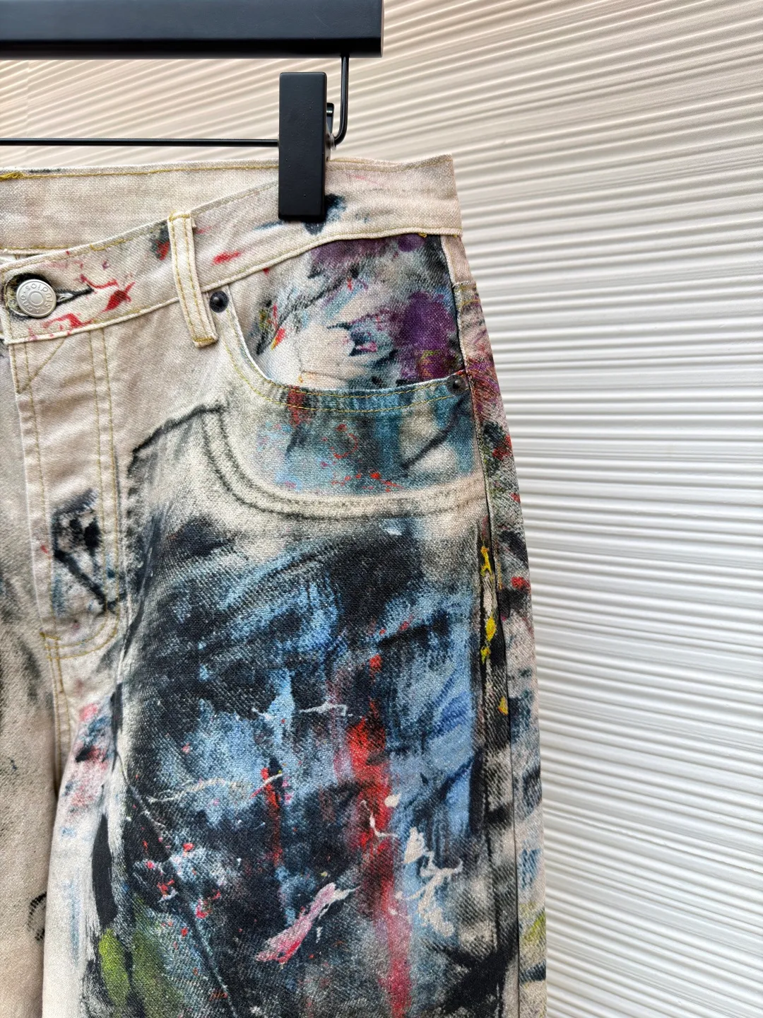 Acne Studios 3D color printed jeans ●Original version: Purchased and developed by 4989 ●Item number: 1681426- ●Material: denim fabric ●Technology: 3D production ●Version: loose fit ●Weight: about 720 grams ●Size: XS-S-M-L-XL-XXL ●Description: Customized high-weight organic cotton twill (14oz) is specially developed for ACNE. It is blended with long-staple cotton + 2% elastic fiber to ensure a crisp feel and moderate extensibility, suitable for loose tailoring. Distressed effect and 3D thermal transfer technology: It is a non-traditional washed distressing treatment. The surface distressed texture is not achieved through physical friction or bleaching. Instead, 3D thermal transfer technology is used to penetrate the preset distressed pattern into the interior of the fiber using high temperature and high pressure to achieve pixel-level distressed details such as partial whitening and shadow gradients, and the color fastness is better than traditional printing. The overall wiring is straight and delicate, the fabric is comfortable and soft, and the color is consistent without color difference. It can be matched with the same style to create a fashionable look and control various occasions. Customized accessories, complete with three standards, same style for men and women!
